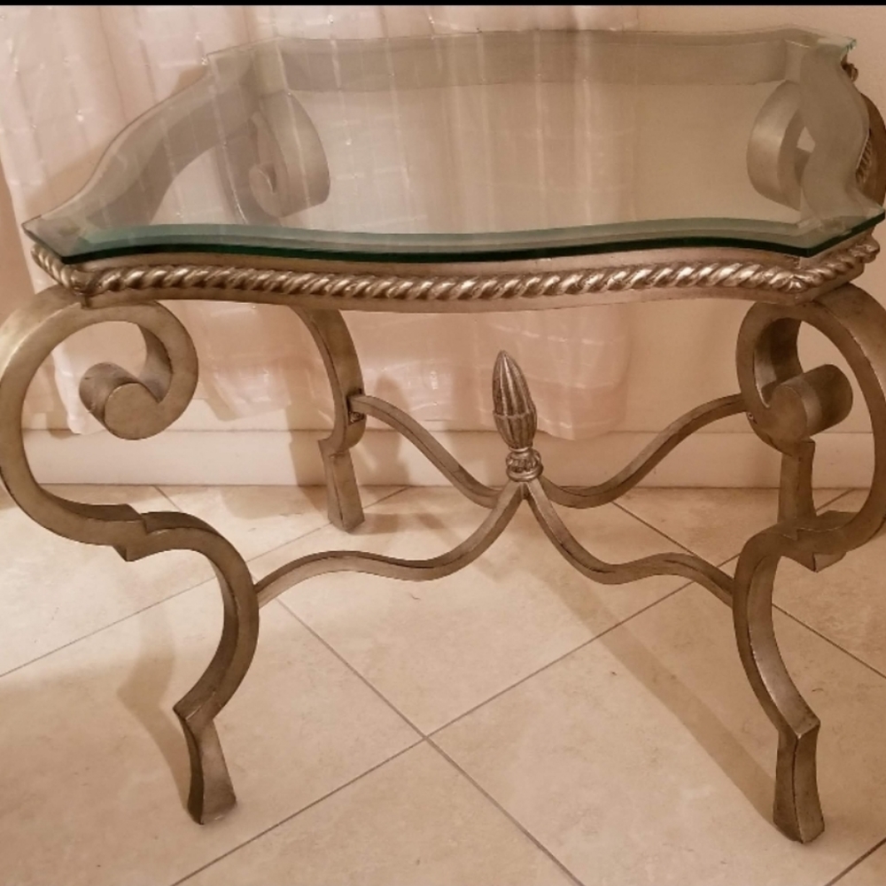 Mesa de hierro con tope cristal